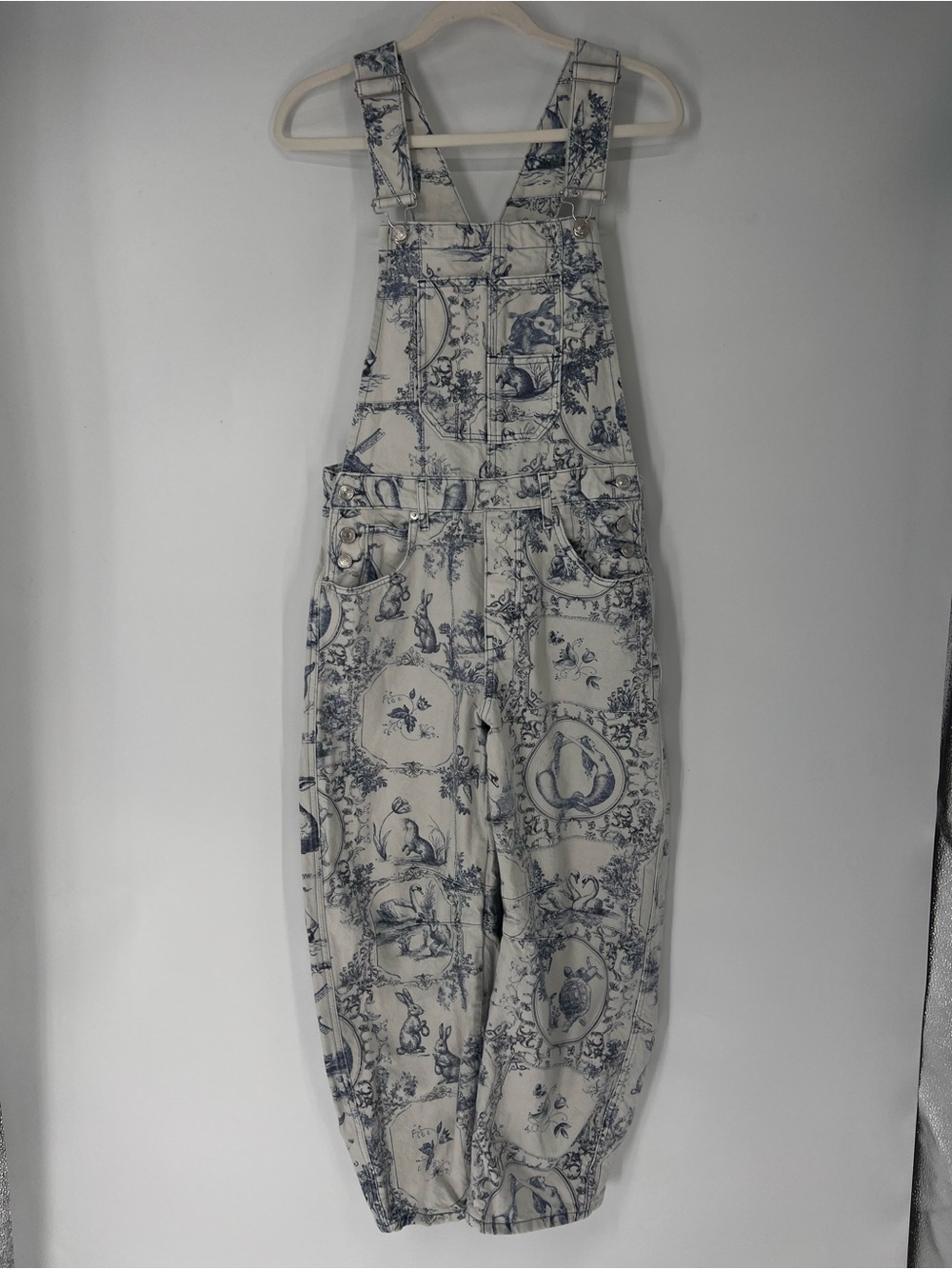 We The Free Blue Toile Delft Tile Pattern Bohemian Cream Barrel Denim Overalls S
